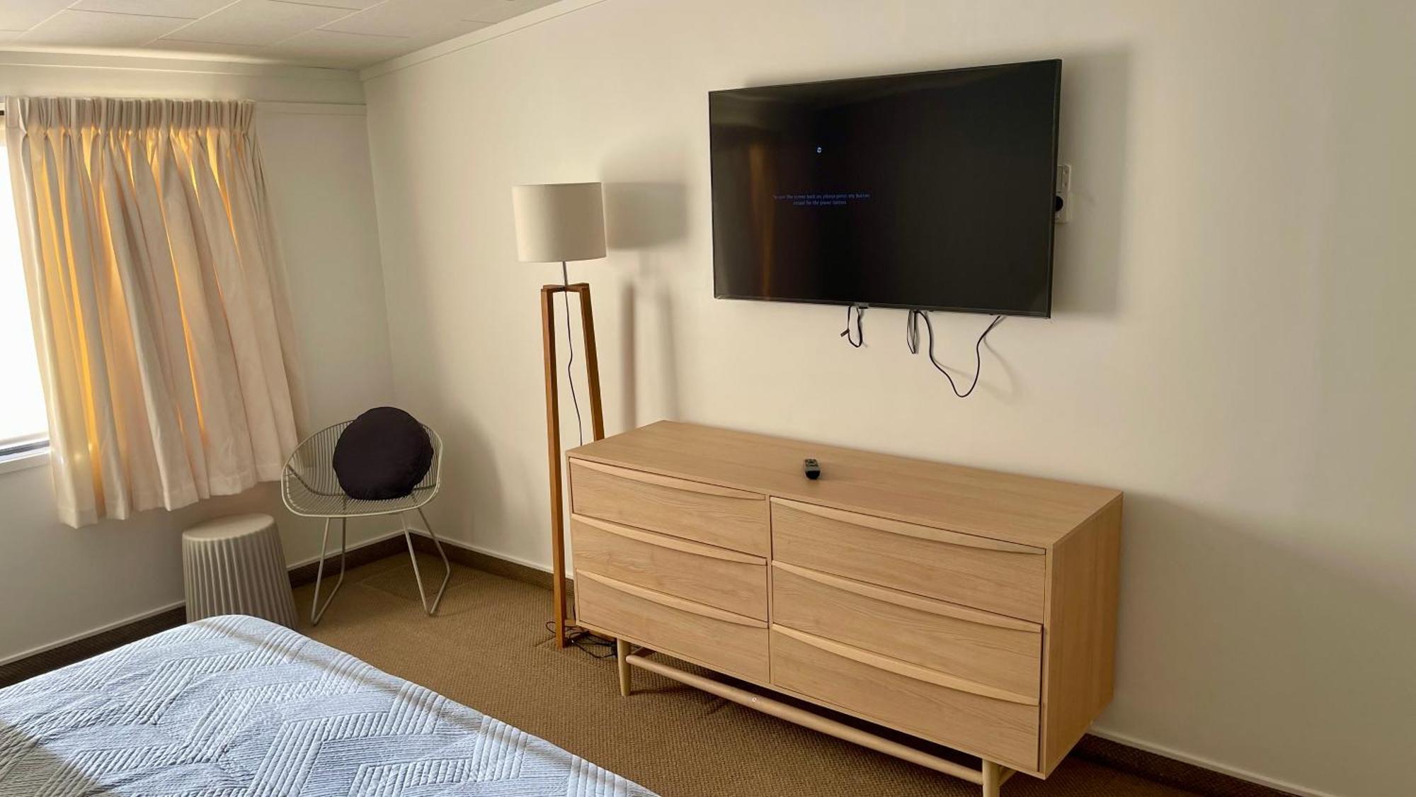 ホテル ザ ノーチラス ネーピア エクステリア 写真 A flat screen television mounted on a wall