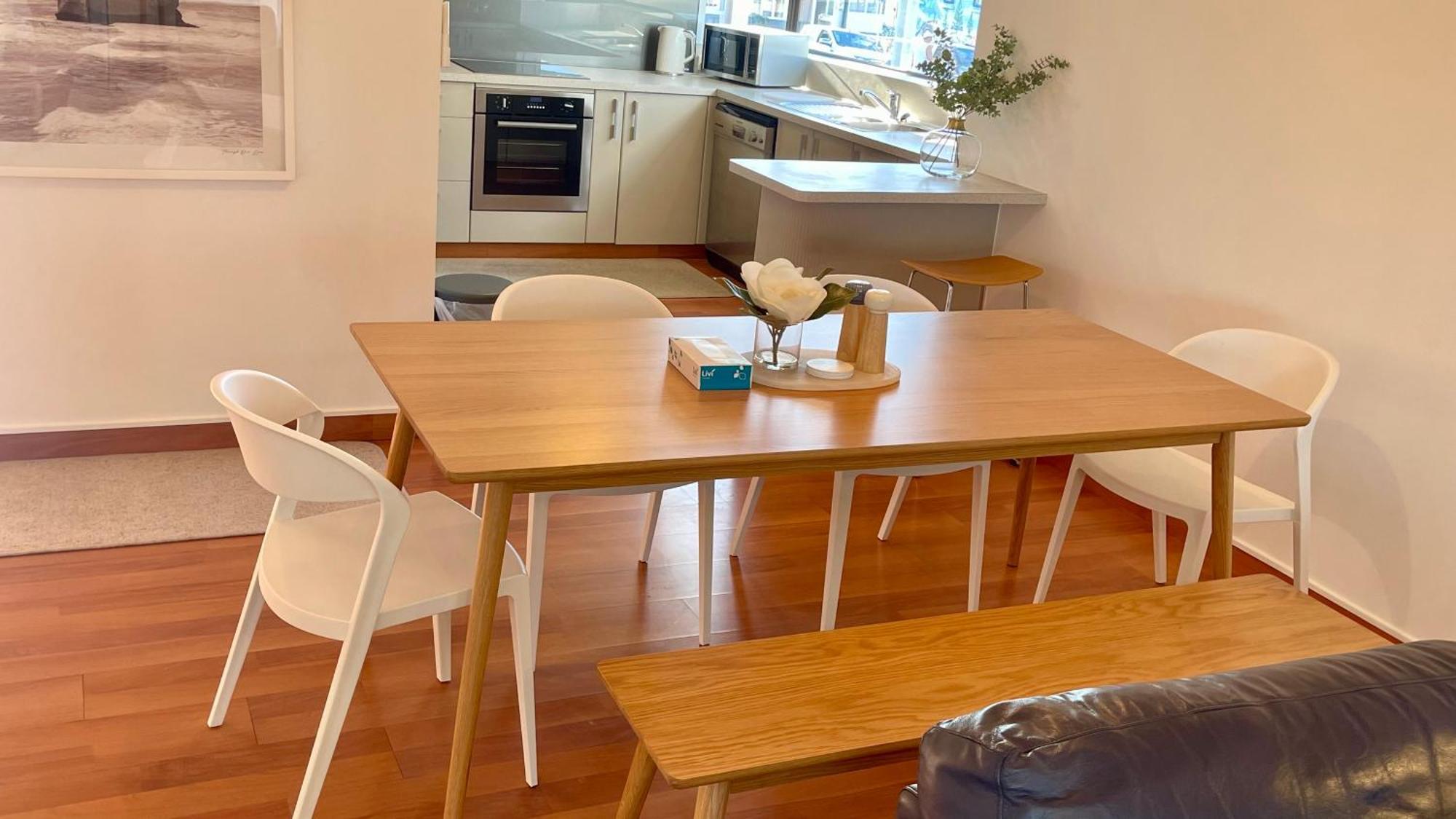 ホテル ザ ノーチラス ネーピア エクステリア 写真 A dining room with a kitchen in the background