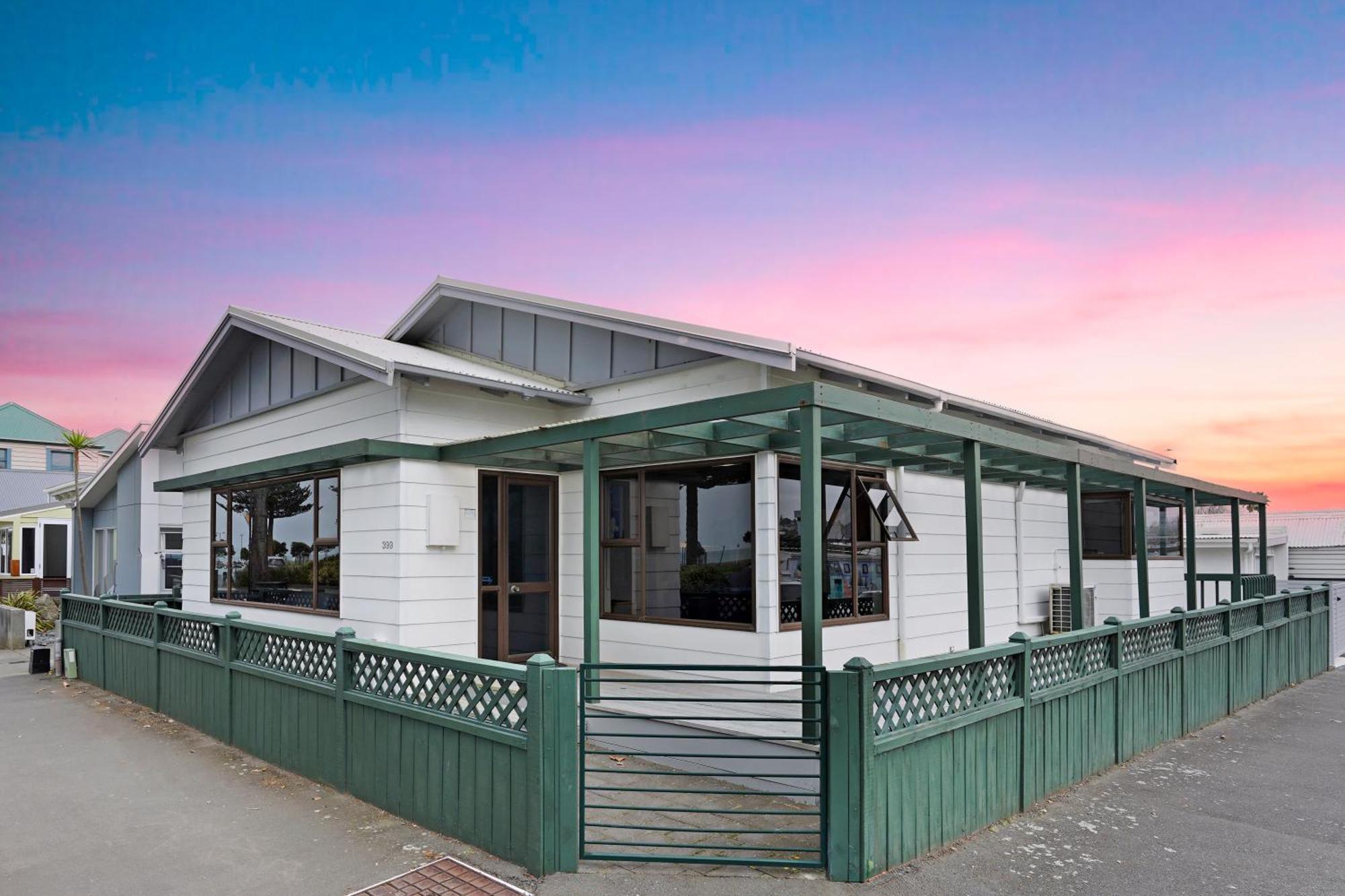 ホテル ザ ノーチラス ネーピア エクステリア 写真 The house at 101 Oxford Terrace, Ponsonby, where the first meeting of the Auckland Institute of Art was held in 1907
