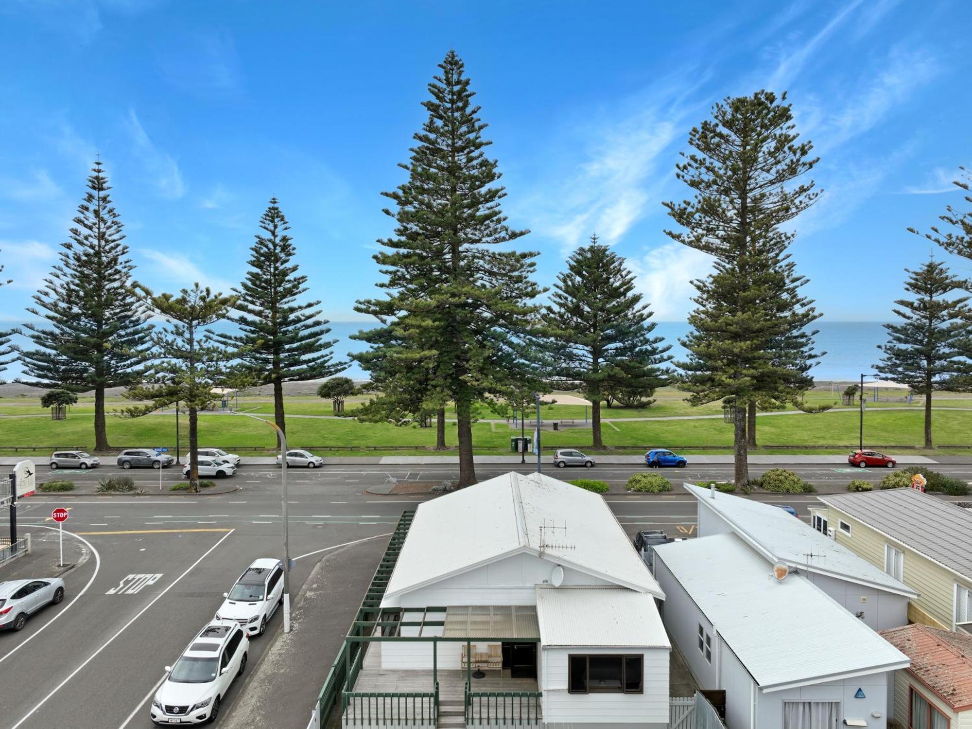 ホテル ザ ノーチラス ネーピア エクステリア 写真 View of the beach from the town