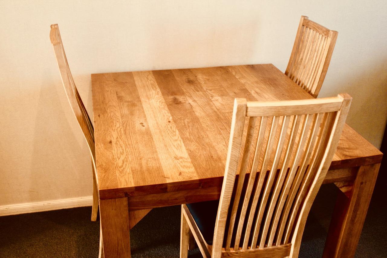 ホテル ザ ノーチラス ネーピア エクステリア 写真 A dining table and chairs
