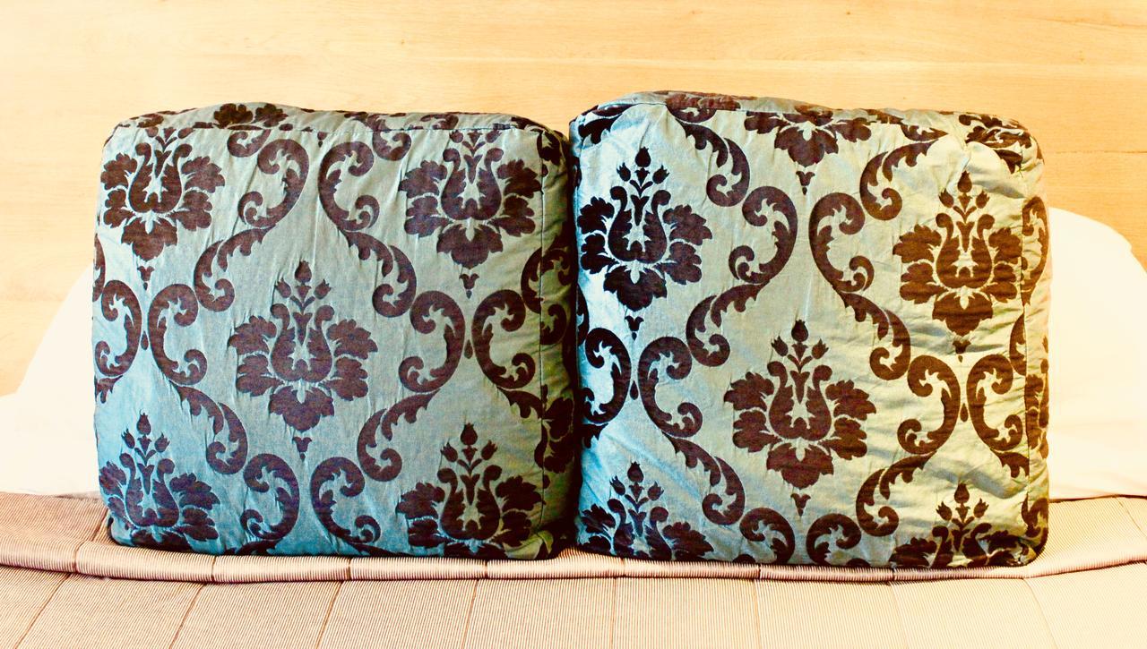 ホテル ザ ノーチラス ネーピア エクステリア 写真 A pair of cushions