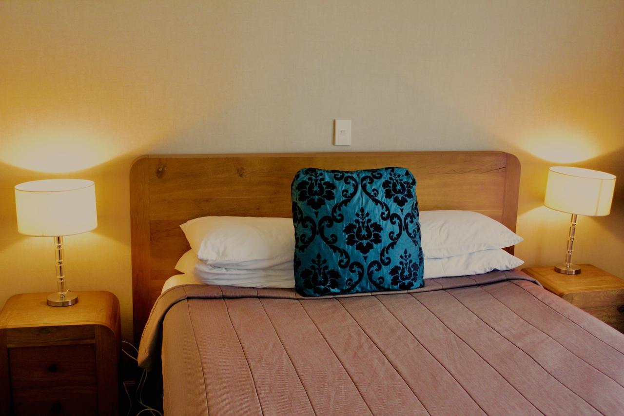 ホテル ザ ノーチラス ネーピア エクステリア 写真 A bed with a pillow