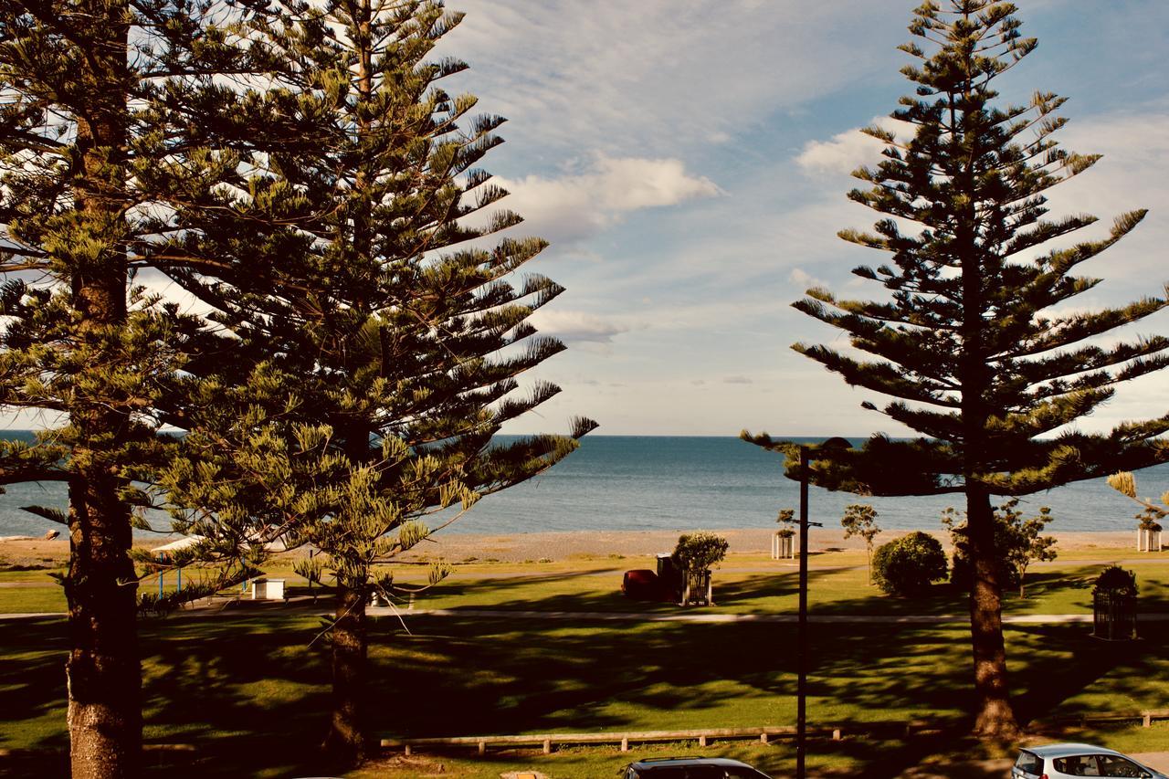 ホテル ザ ノーチラス ネーピア エクステリア 写真 View of the beach from the main street