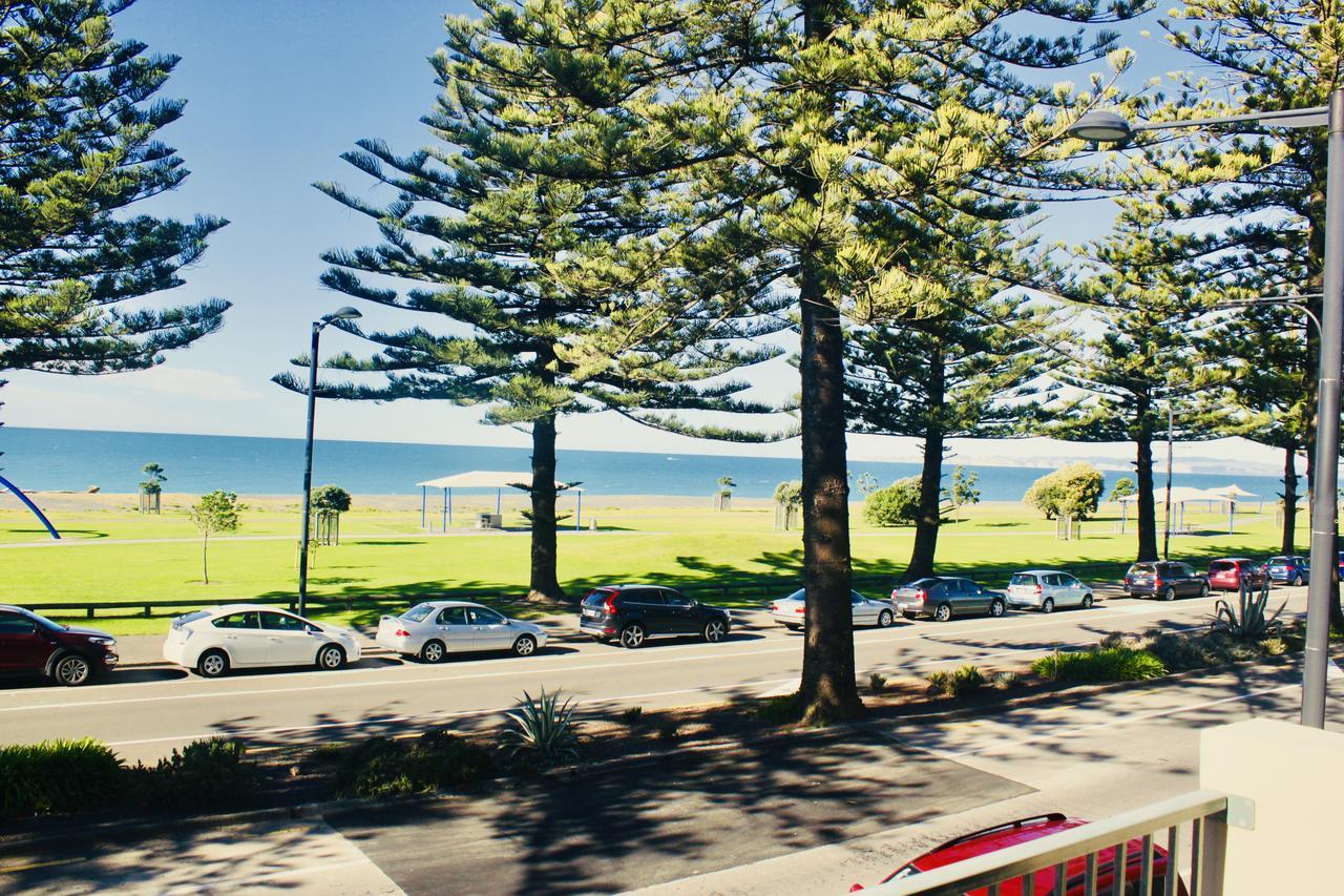 ホテル ザ ノーチラス ネーピア エクステリア 写真 View of the beach from the main street