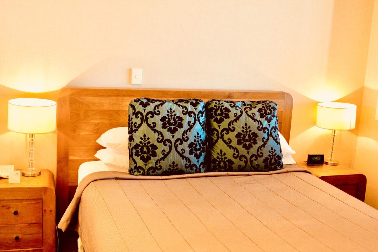 ホテル ザ ノーチラス ネーピア エクステリア 写真 A bed with a decorative pillow