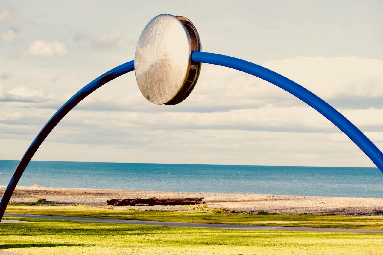 ホテル ザ ノーチラス ネーピア エクステリア 写真 The sculpture at the entrance to the park