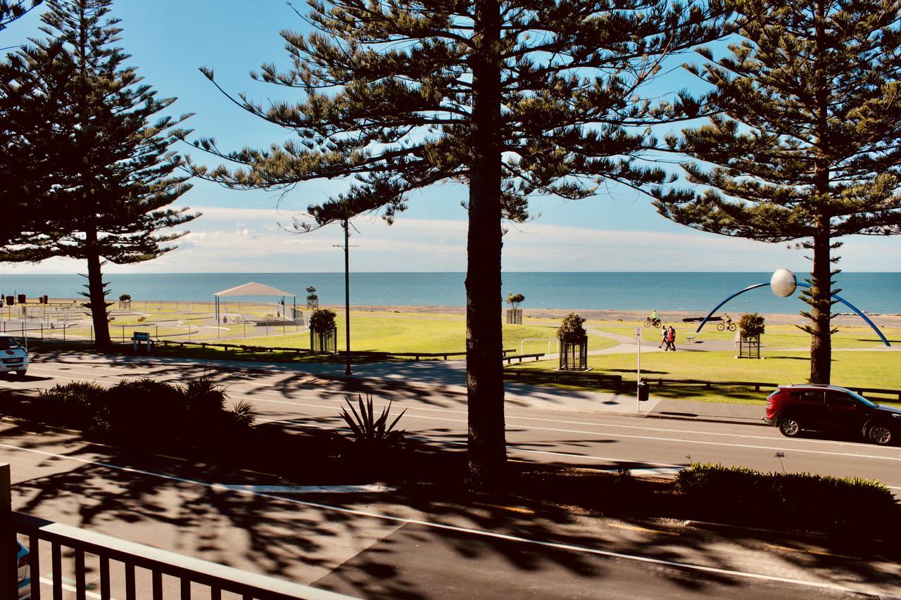 ホテル ザ ノーチラス ネーピア エクステリア 写真 View of the beach from the hotel